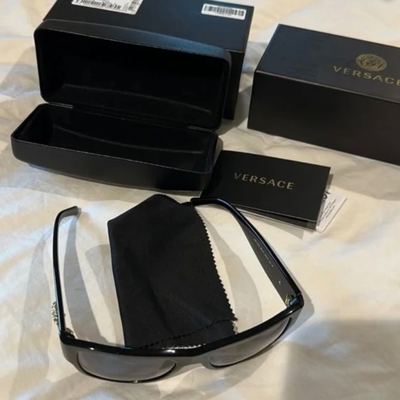 NWT Versace Polarized Black Sunglasses AUTHENTICATED main image 11
